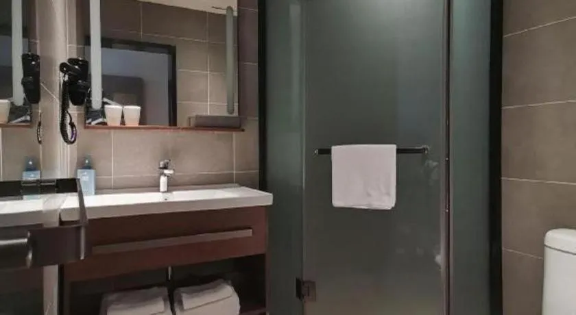 Hanting Hotel Qingdao May Fourth Square Zhiquan Road Metro Station