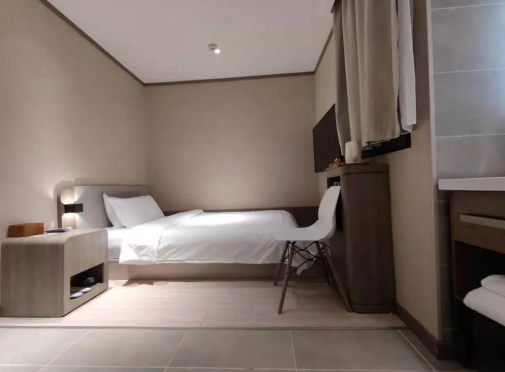 Hanting Hotel Qingdao May Fourth Square Zhiquan Road Metro Station