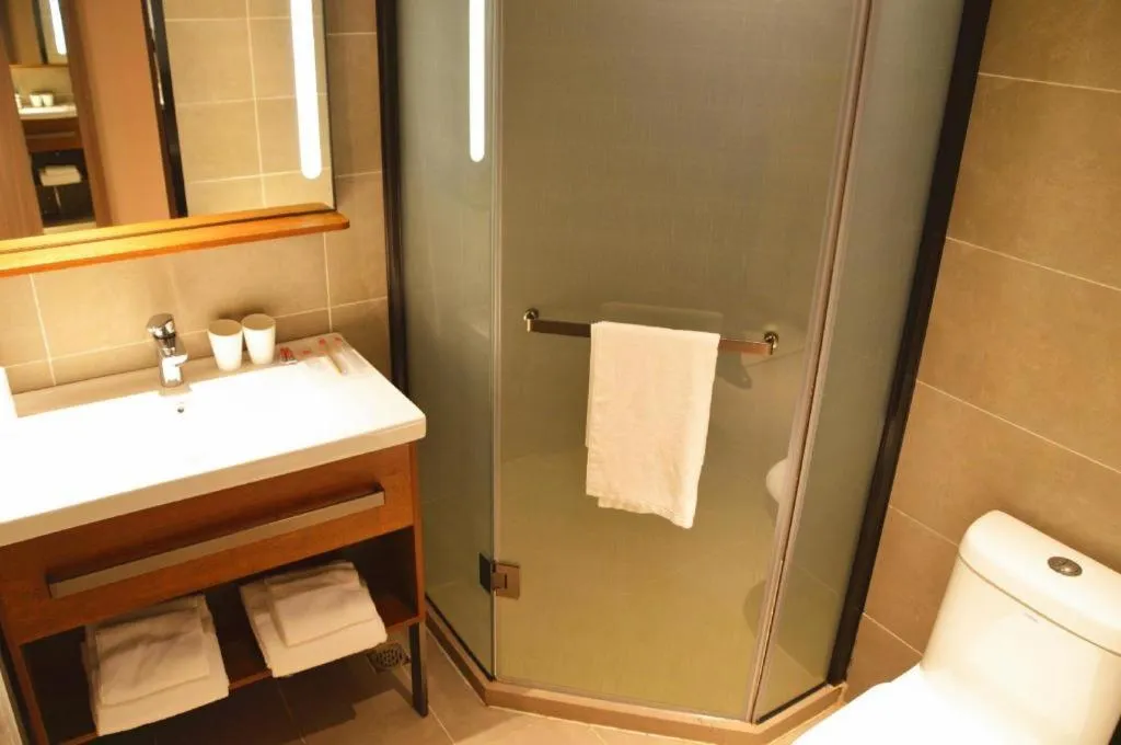 Hanting Hotel Qingdao May Fourth Square Zhiquan Road Metro Station