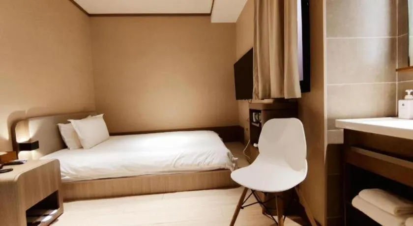 Hanting Hotel Qingdao May Fourth Square Zhiquan Road Metro Station