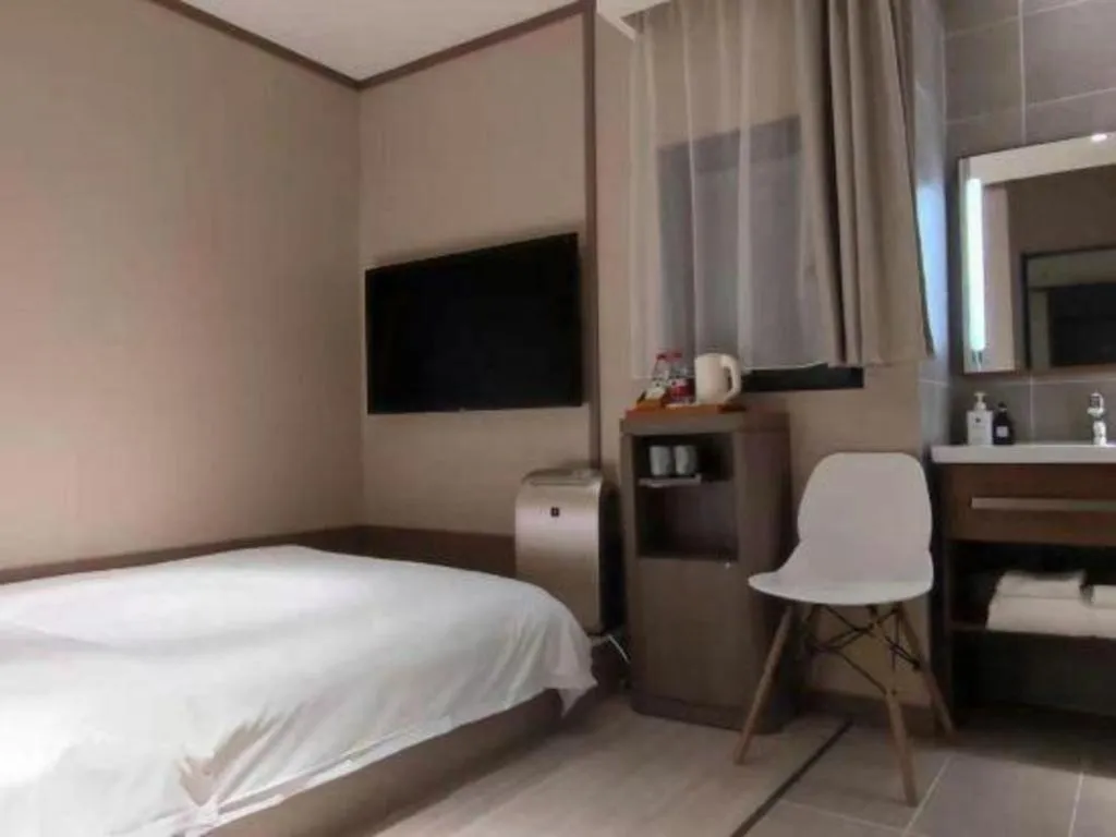 Hanting Hotel Qingdao May Fourth Square Zhiquan Road Metro Station