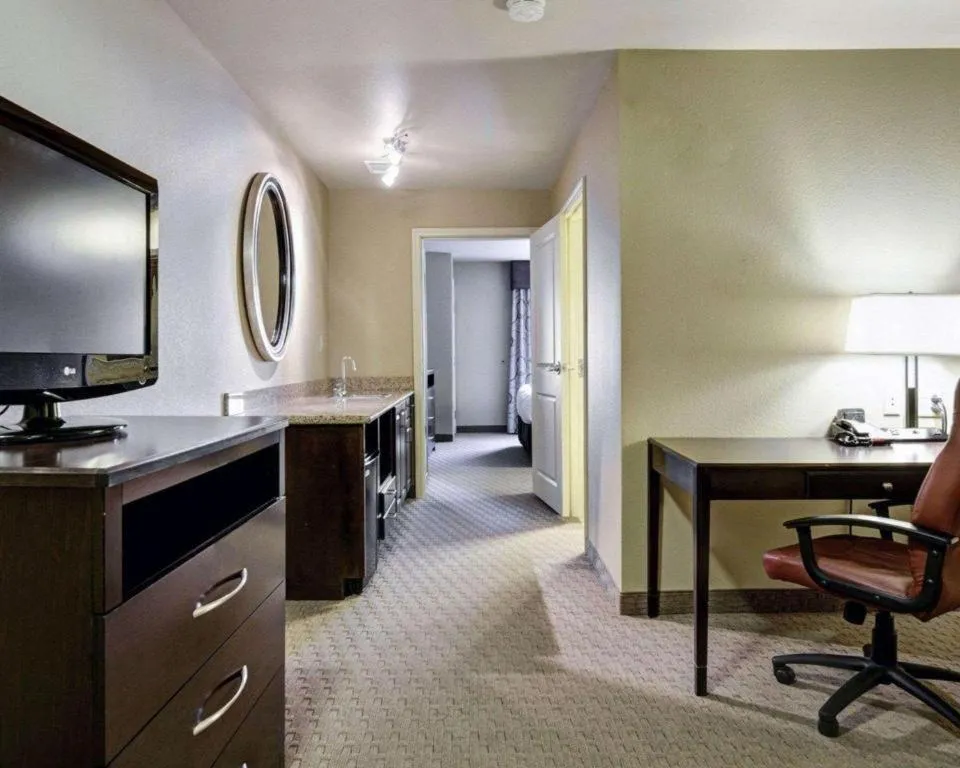 Comfort Suites near Hot Springs Park