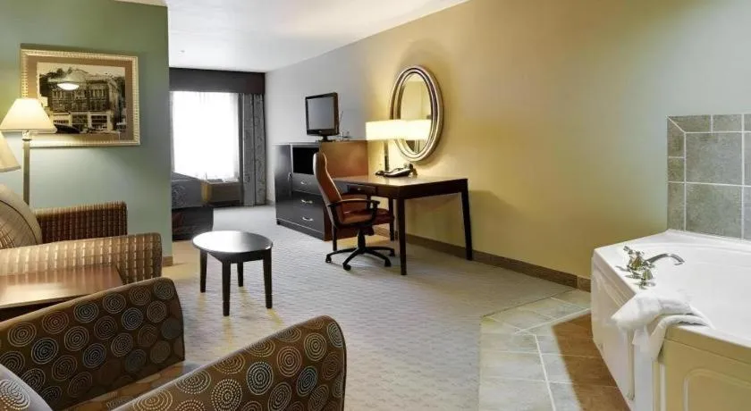 Bed in Comfort Suites near Hot Springs Park