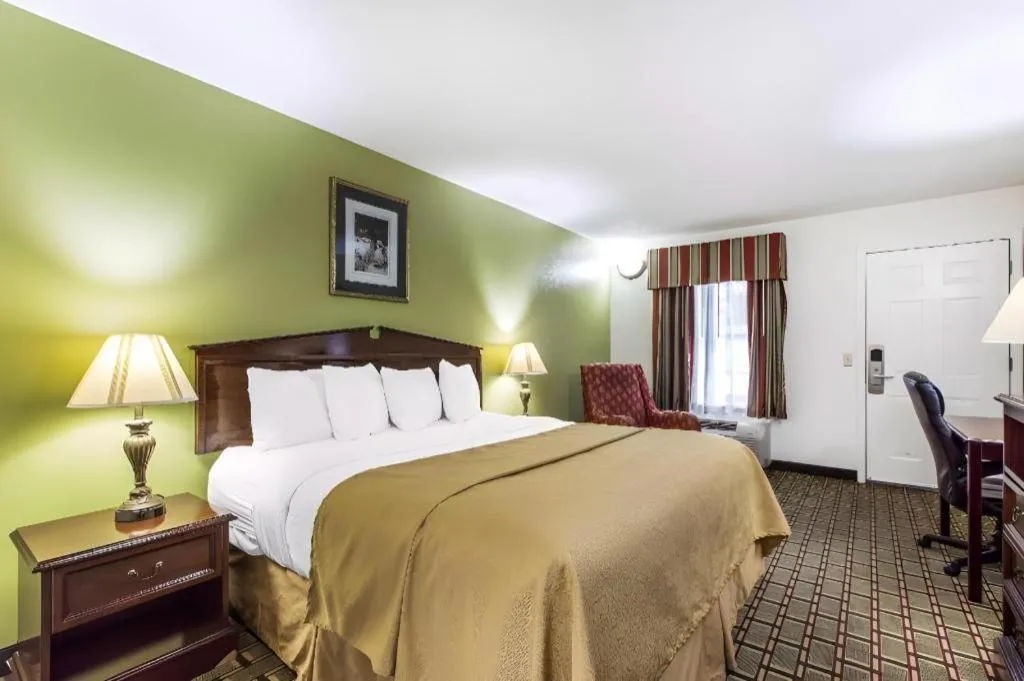 Bed in Quality Inn Eastman