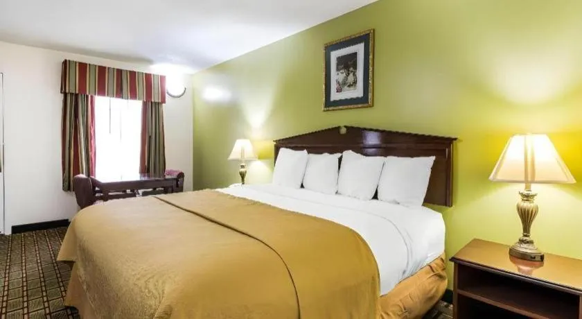Bed in Quality Inn Eastman