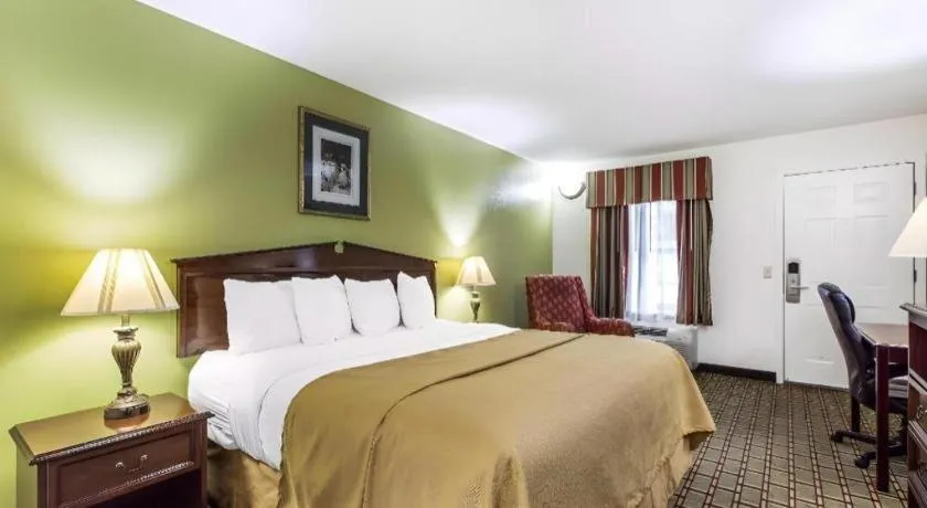 Bed in Quality Inn Eastman