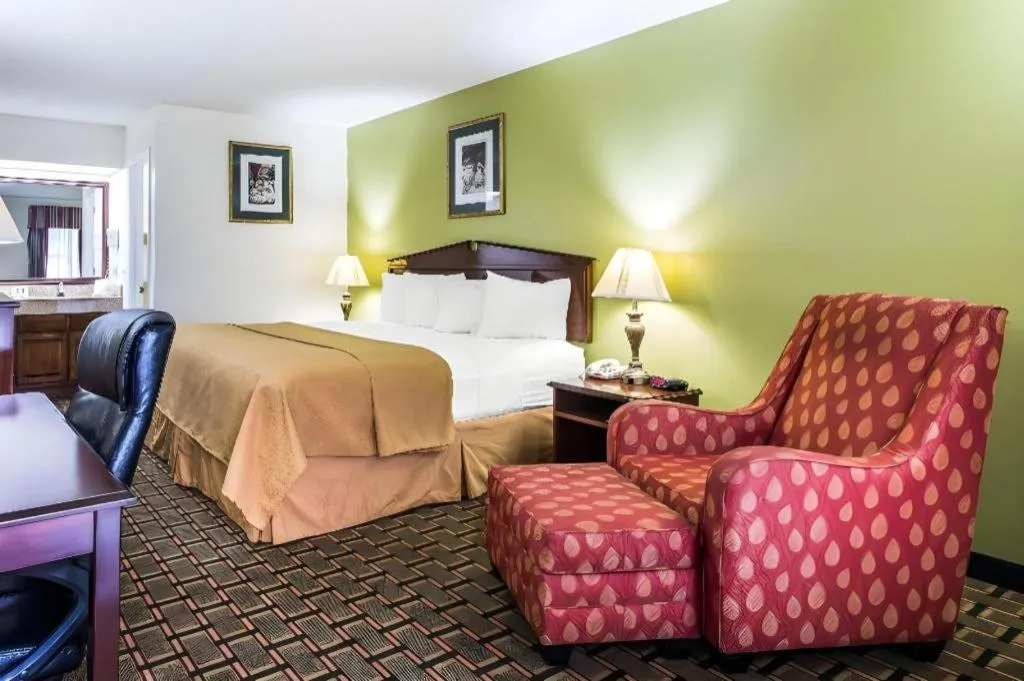 Bed in Quality Inn Eastman