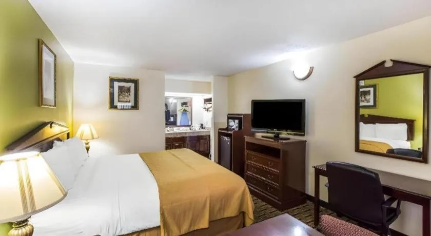 Bed in Quality Inn Eastman