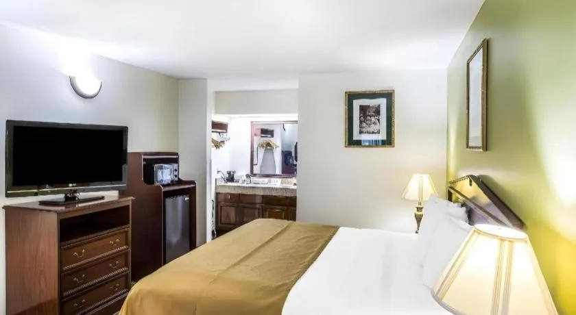 Bed in Quality Inn Eastman