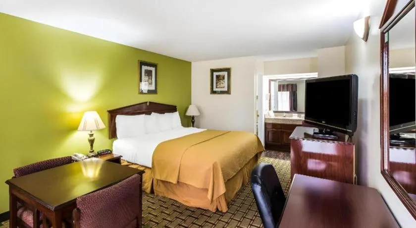 Bed in Quality Inn Eastman