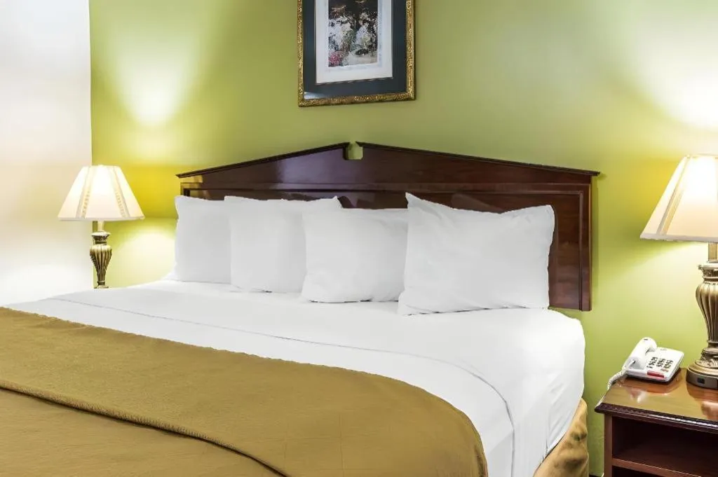 Bed in Quality Inn Eastman