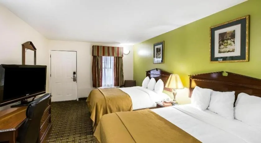 Bed in Quality Inn Eastman