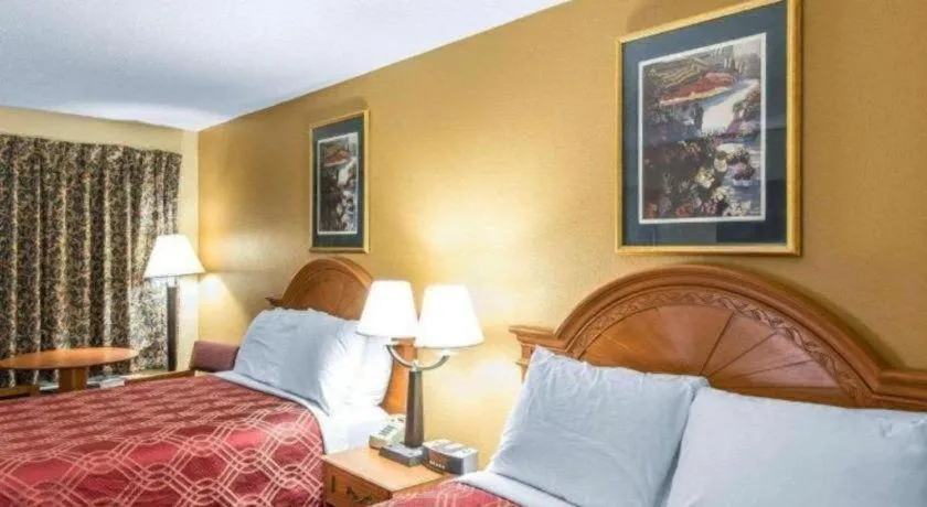 Bed in Econo Lodge Dalton West