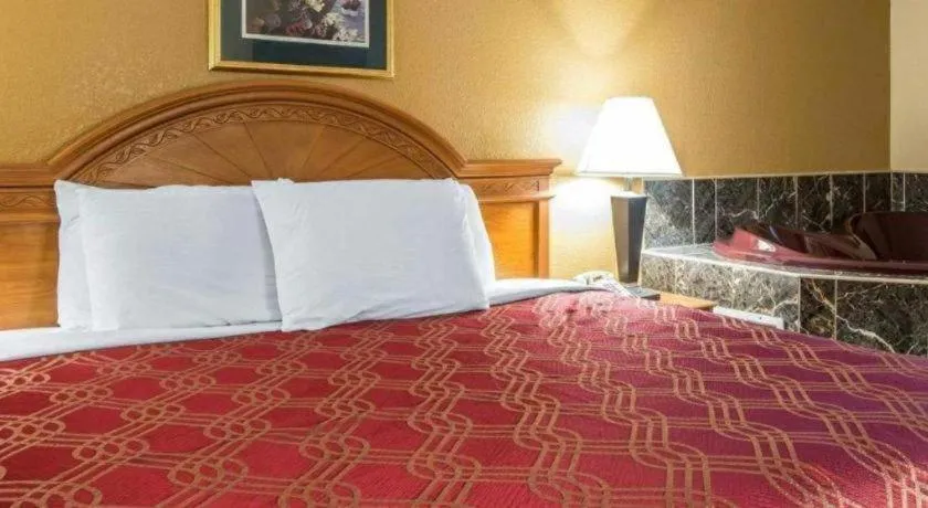 Bed in Econo Lodge Dalton West