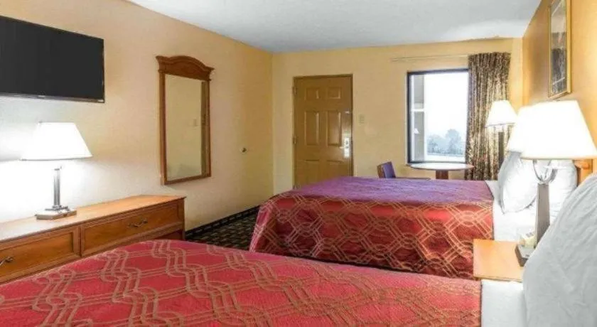 Bed in Econo Lodge Dalton West