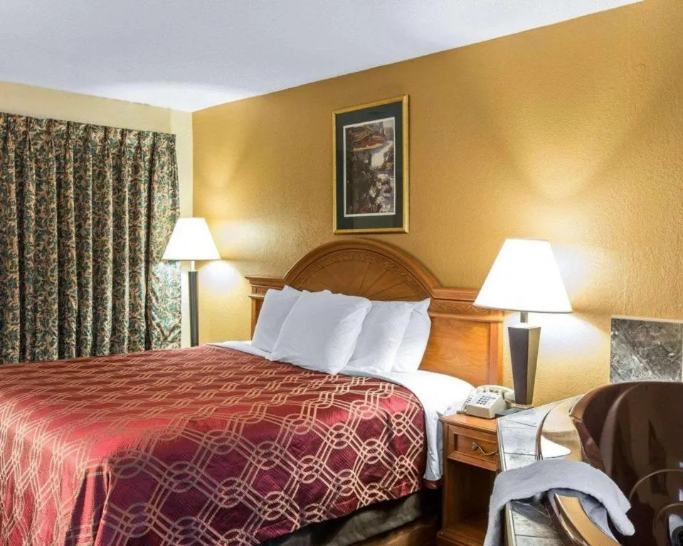 Bed in Econo Lodge Dalton West