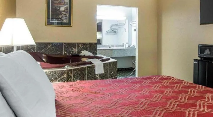 Bed in Econo Lodge Dalton West