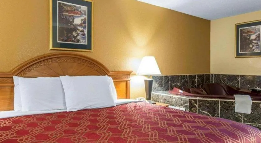 Bed in Econo Lodge Dalton West