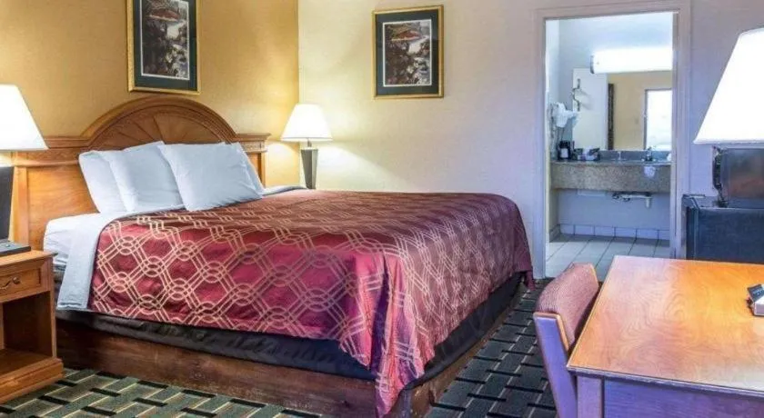 Bed in Econo Lodge Dalton West