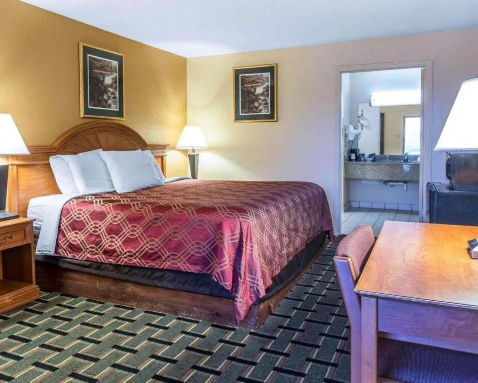 Bed in Econo Lodge Dalton West