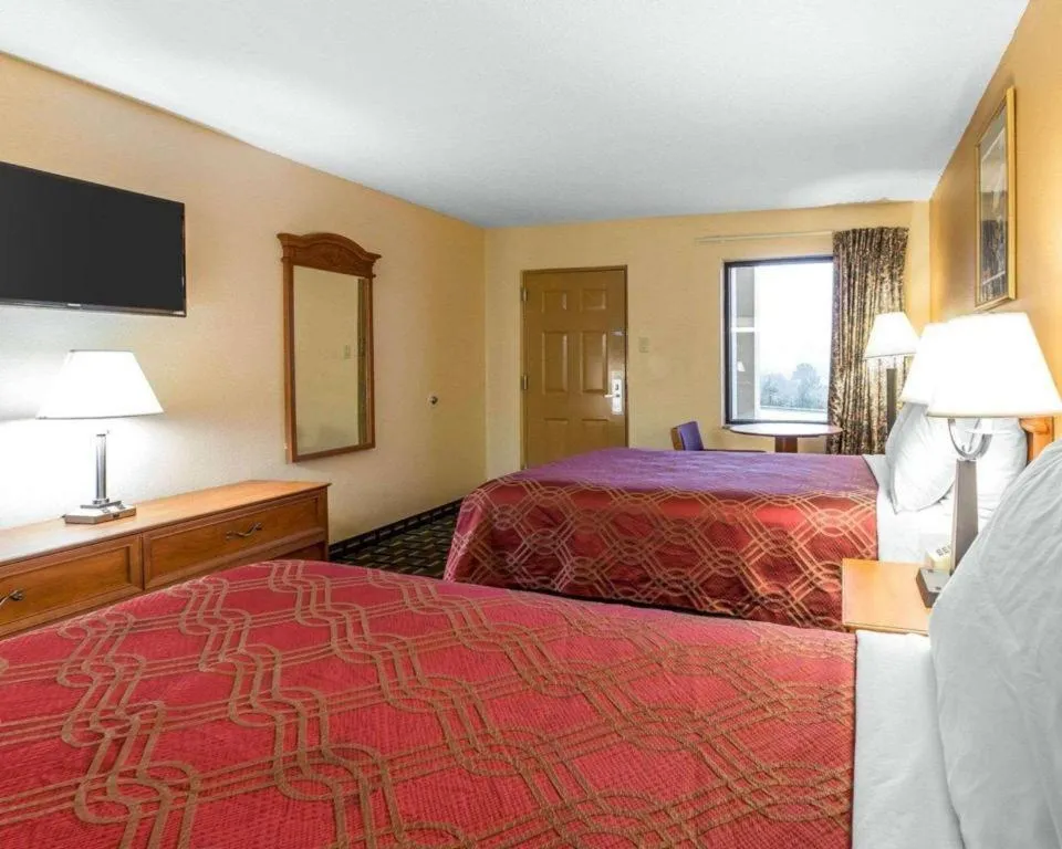 Bed in Econo Lodge Dalton West