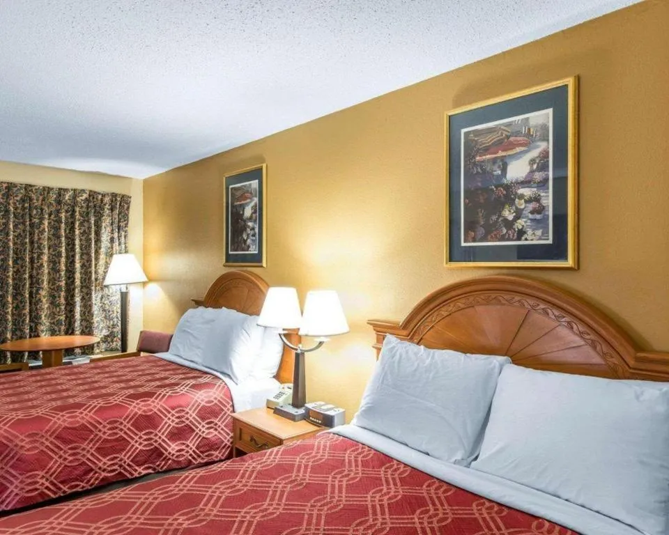 Bed in Econo Lodge Dalton West