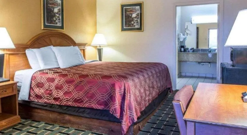Bed in Econo Lodge Dalton West