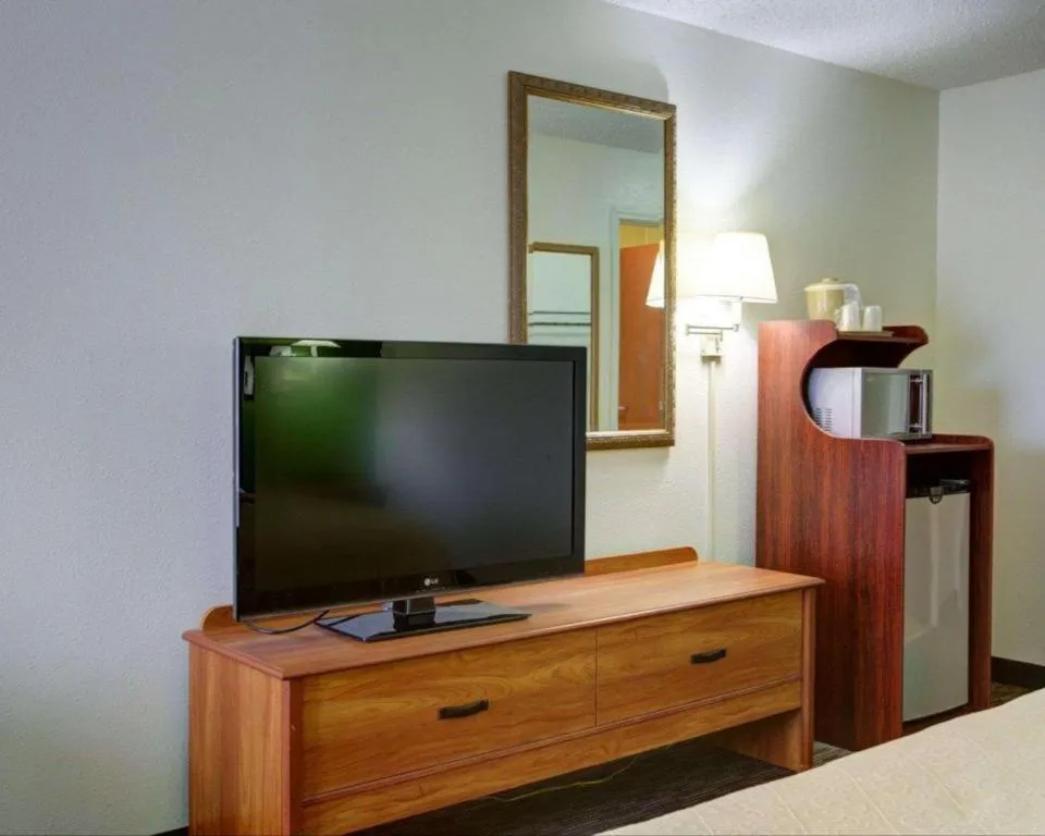 Bed in Quality Inn & Suites Austin Airport