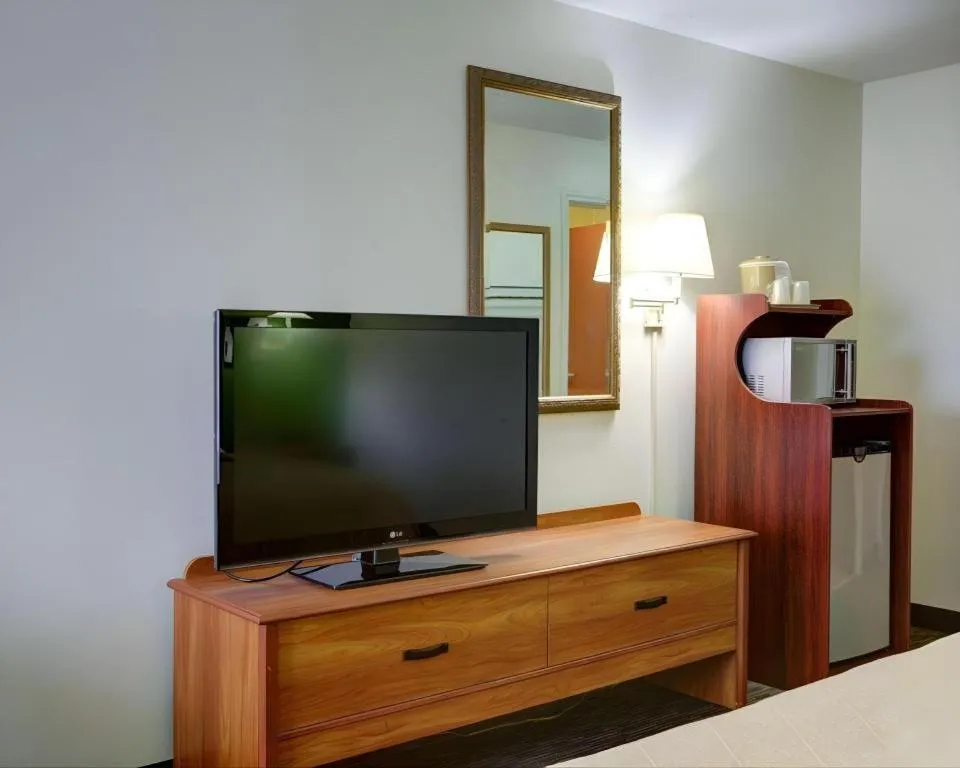 Bed in Quality Inn & Suites Austin Airport