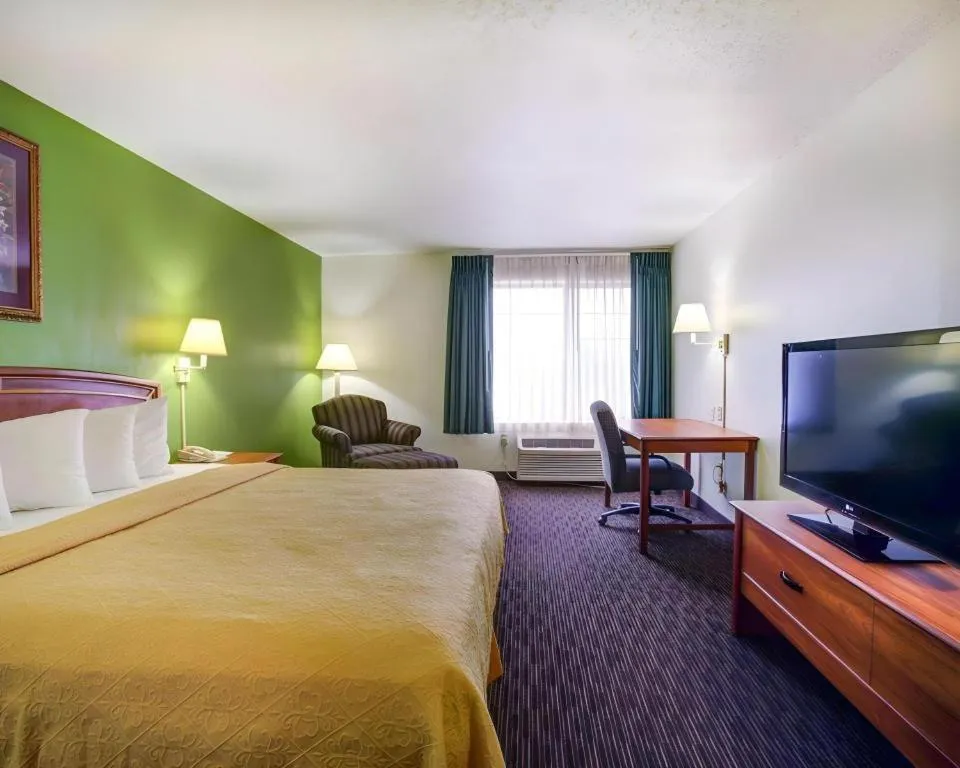 Bed in Quality Inn & Suites Austin Airport