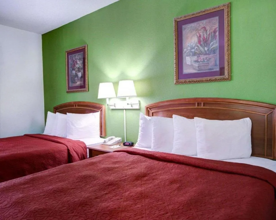 Bed in Quality Inn & Suites Austin Airport