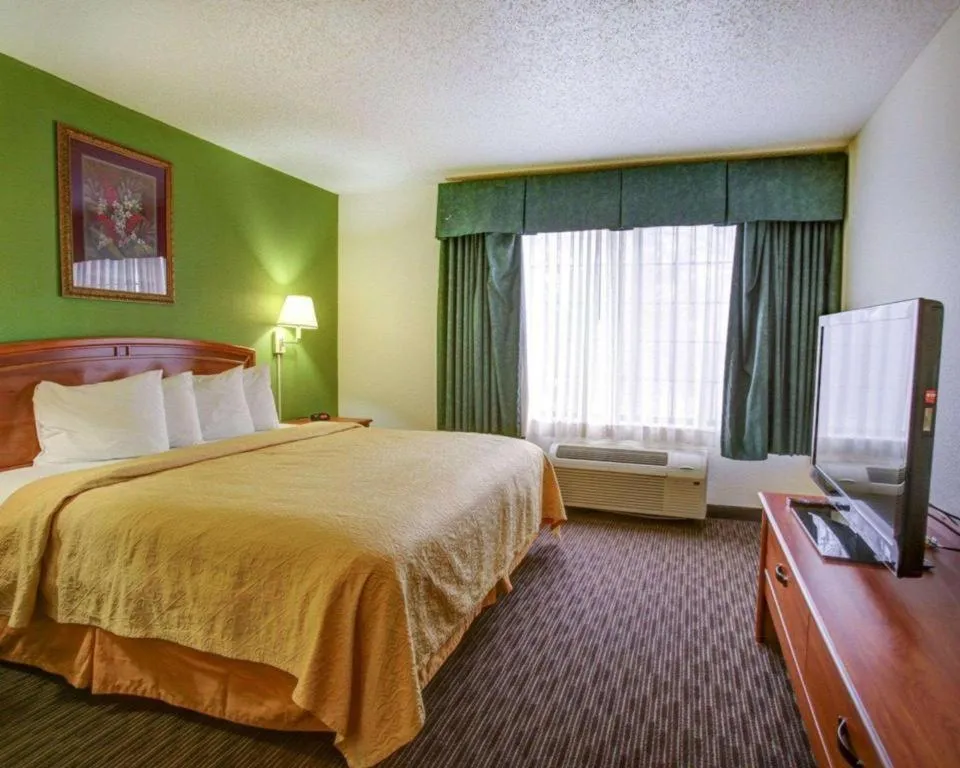 Bed in Quality Inn & Suites Austin Airport