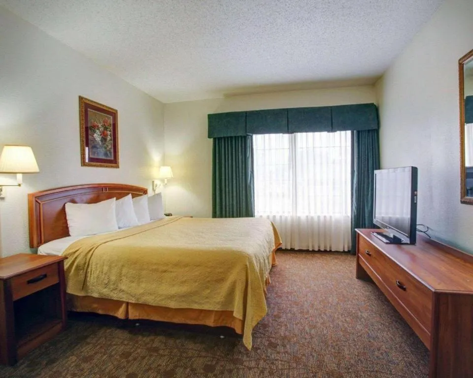 Bed in Quality Inn & Suites Austin Airport