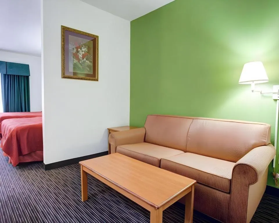 Bed in Quality Inn & Suites Austin Airport