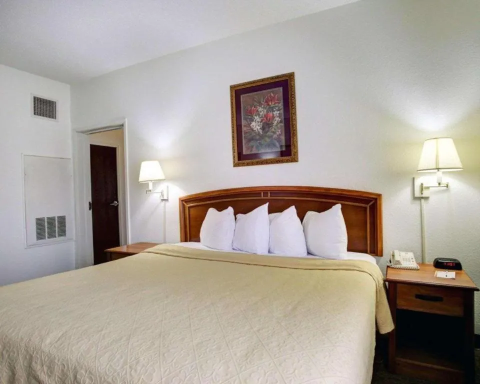 Bed in Quality Inn & Suites Austin Airport