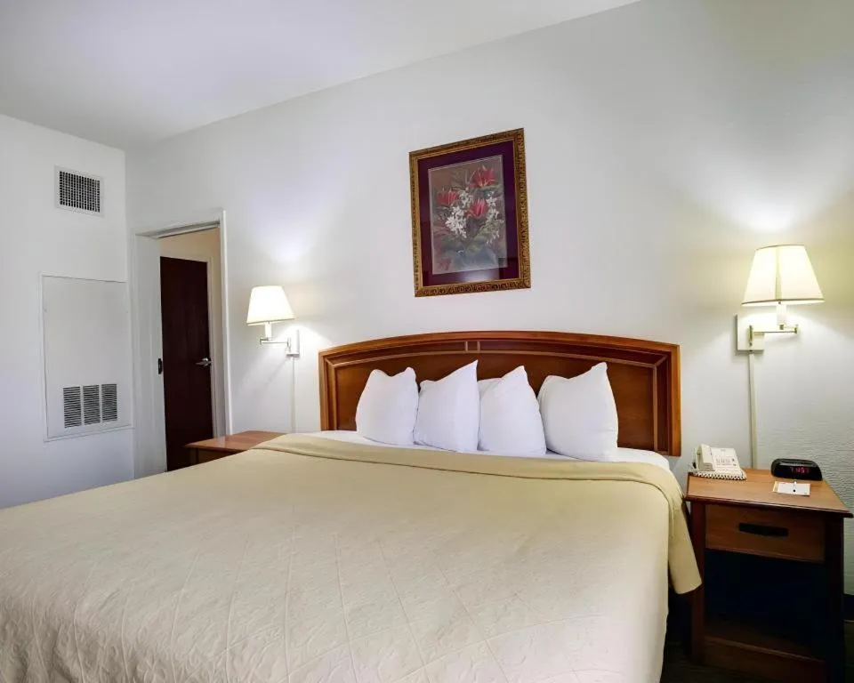 Bed in Quality Inn & Suites Austin Airport