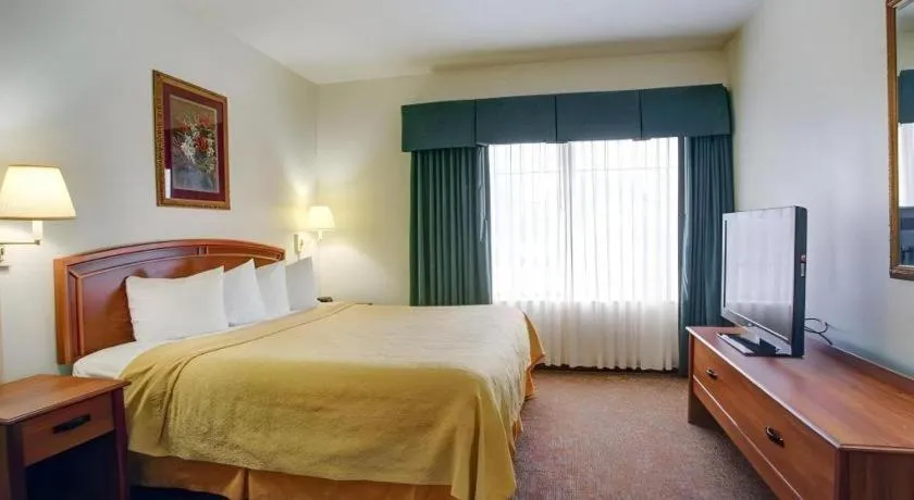 Bed in Quality Inn & Suites Austin Airport