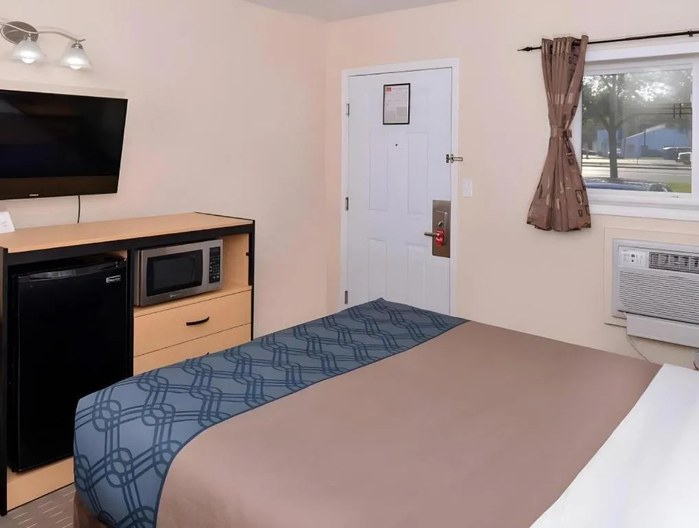 Bed in Econo Lodge Rochester I-90 & I-390