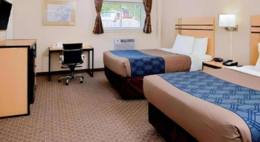 Bed in Econo Lodge Rochester I-90 & I-390