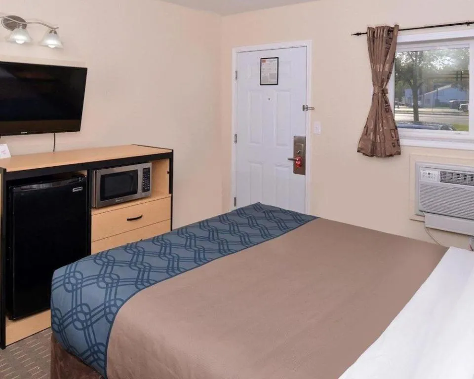 Bed in Econo Lodge Rochester I-90 & I-390