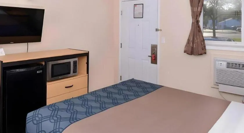 Bed in Econo Lodge Rochester I-90 & I-390