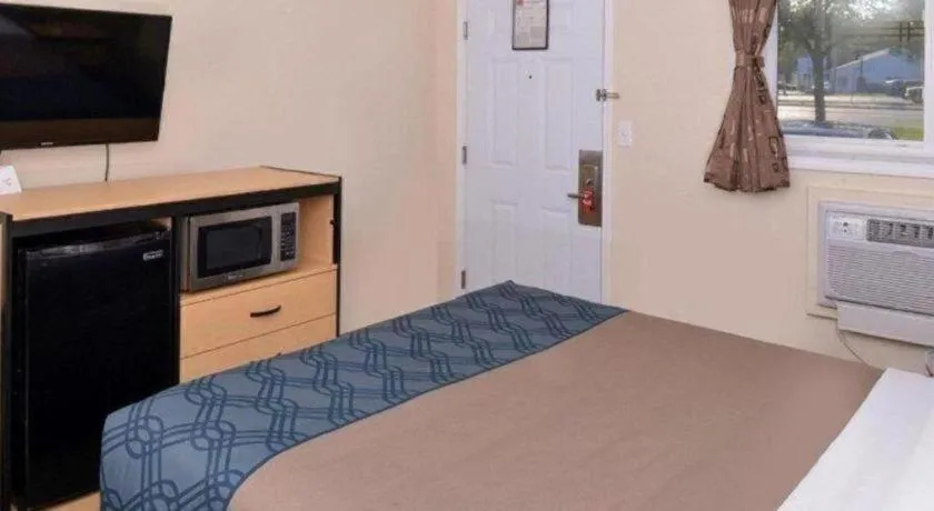 Bed in Econo Lodge Rochester I-90 & I-390