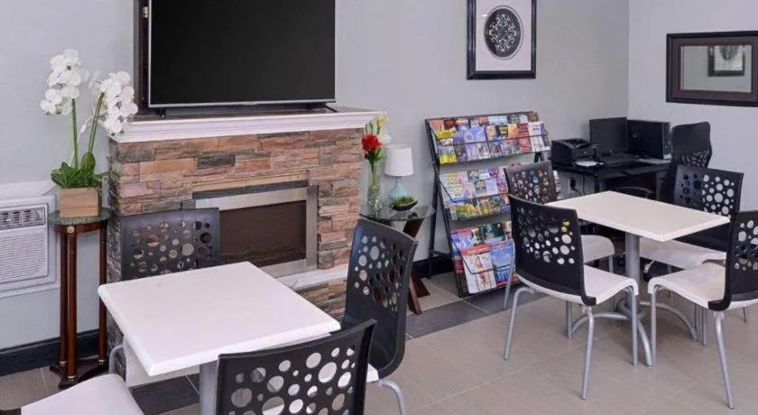 Econo Lodge Rochester I-90 & I-390