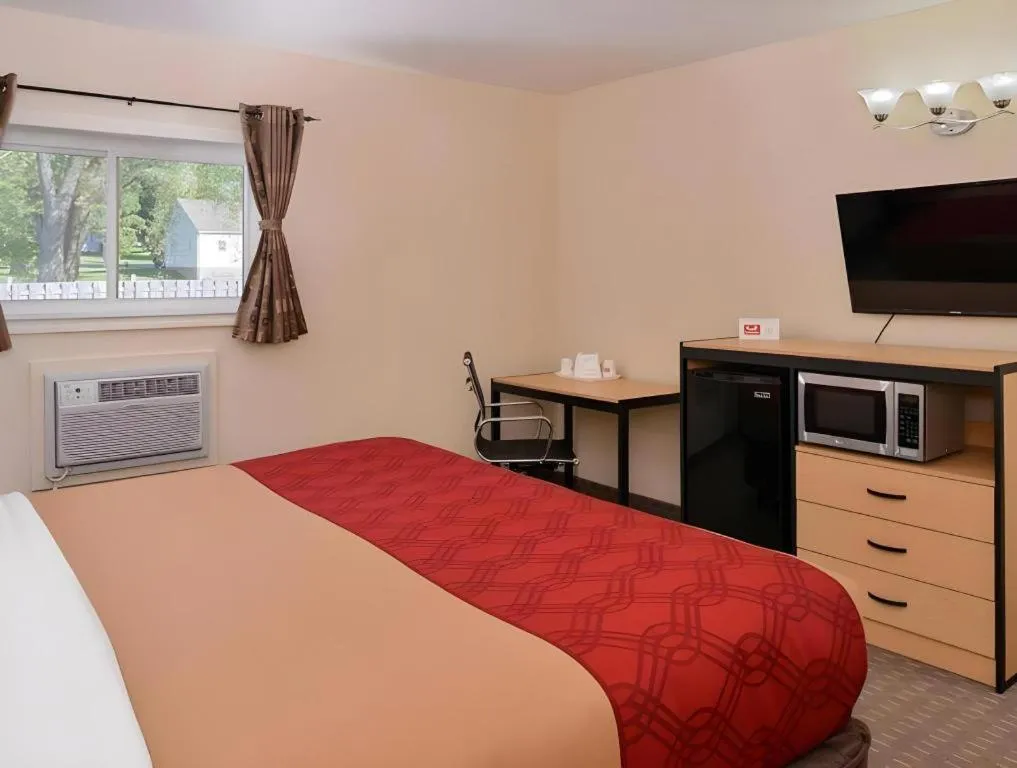 Bed in Econo Lodge Rochester I-90 & I-390