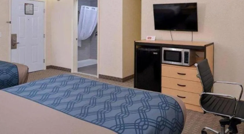 Bed in Econo Lodge Rochester I-90 & I-390