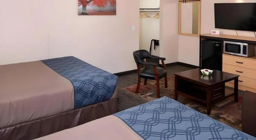 Bed in Econo Lodge Rochester I-90 & I-390