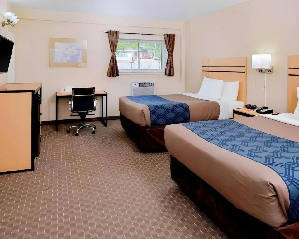 Bed in Econo Lodge Rochester I-90 & I-390