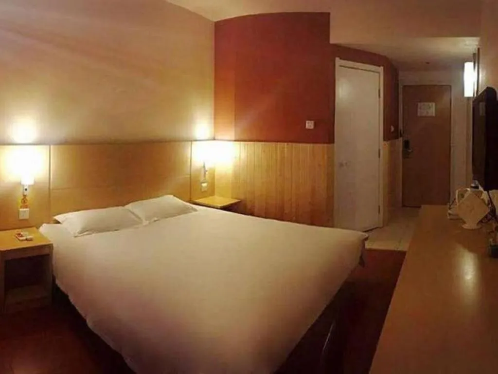 Bed in Ibis Nantong Qingnian