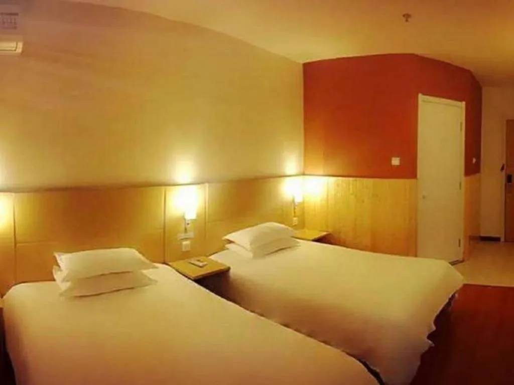Bed in Ibis Nantong Qingnian