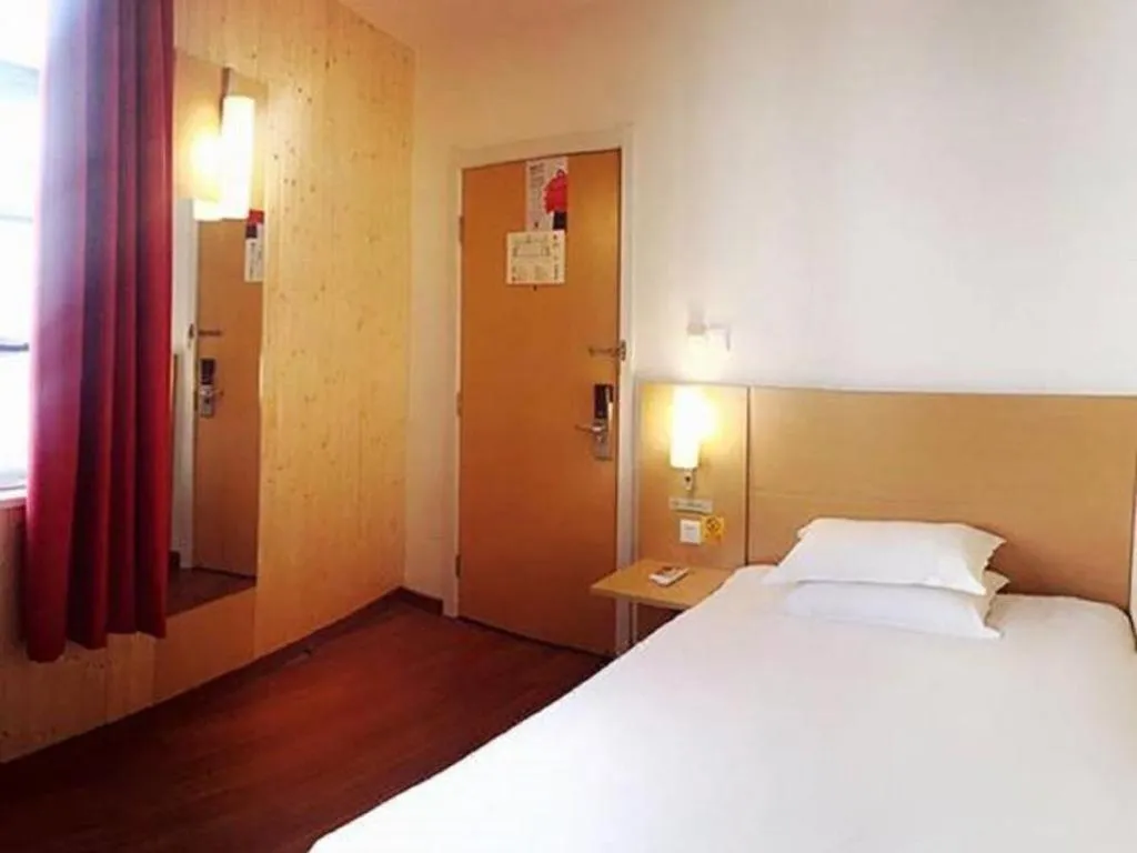 Bed in Ibis Nantong Qingnian